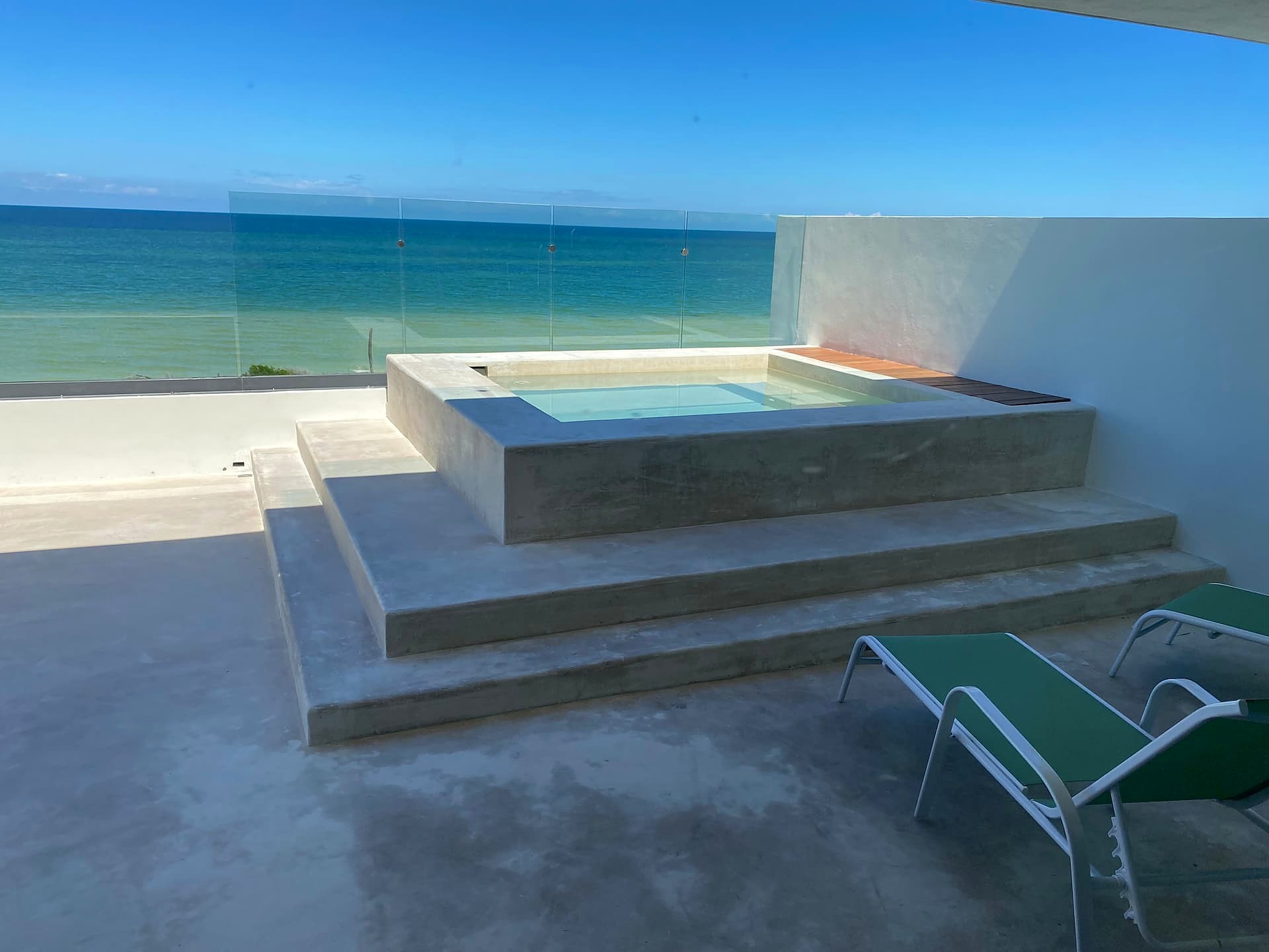 Terraza con alberca privada del penthouse Ballena
