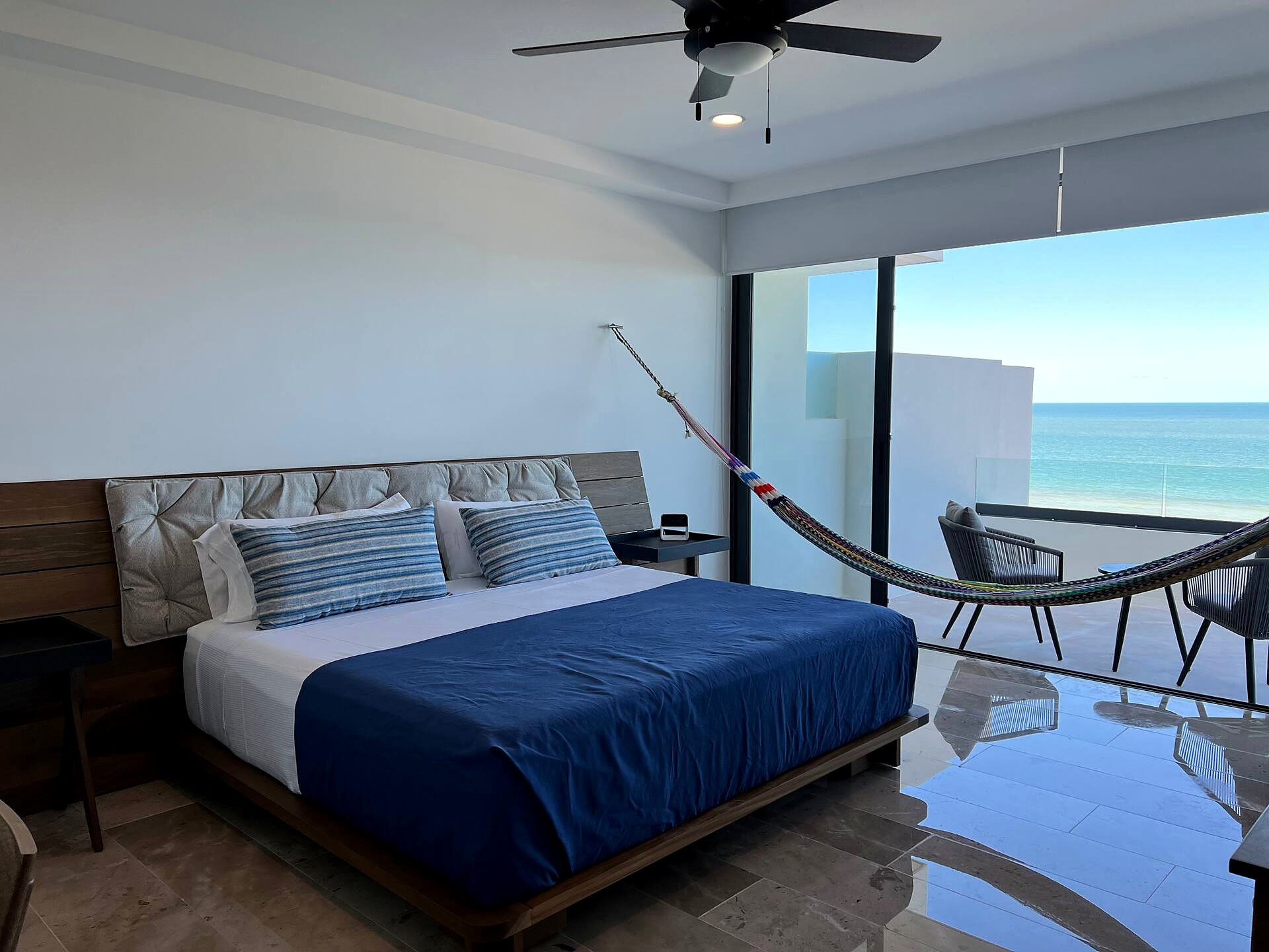 Recámara principal del penthouse Ballena con vista al mar