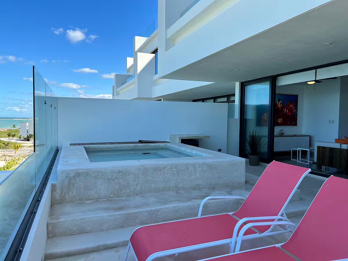 Alberca privada climatizada del penthouse Coral