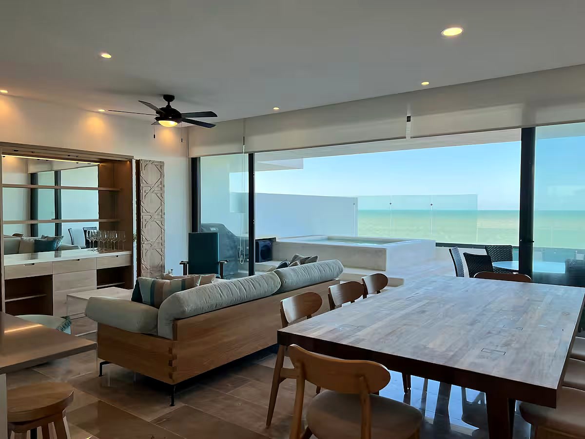 Comedor de madera del penthouse Duna con vista al mar